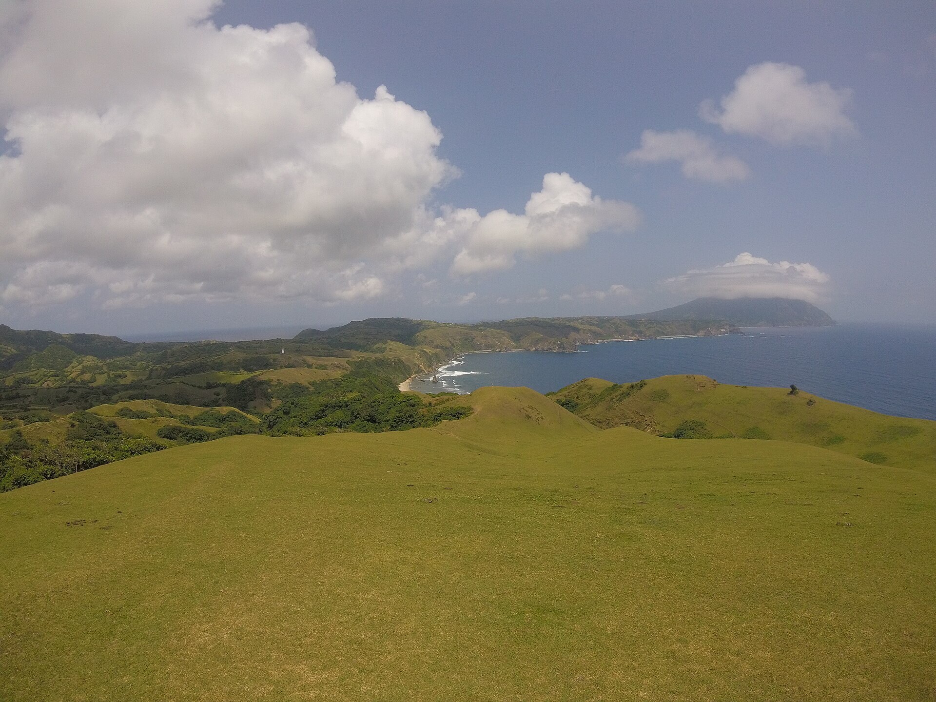 The green pastures of Racuh a Payaman rolling to the sea